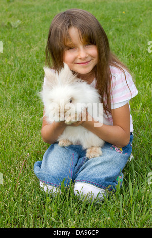 Animale domestico, Pet, amore animale, razza, Teddy, coniglio, ragazza, bambino, sette-anno-vecchio, sorriso, gioia, fortuna, felicità, felice, anima Foto Stock