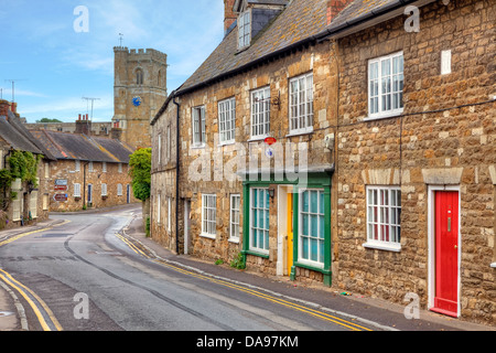 Strada principale con la chiesa di San Nicola in Abbotsbury, Dorset, Regno Unito Foto Stock