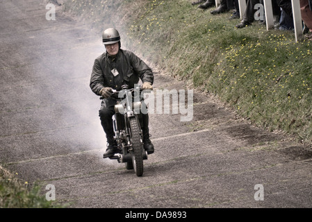 Ton fino al giorno a Brooklands Museum vintage racing moto fino la collina di prova. Foto Stock