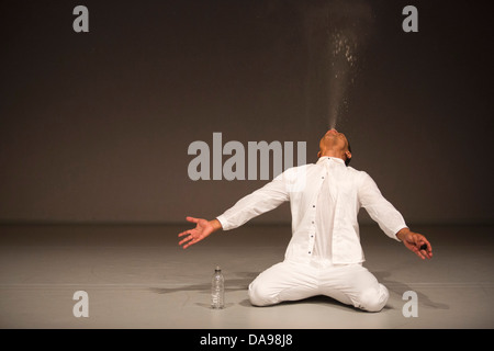 Il brasiliano coreografo e ballerino Jean Abreu esegue " sangue " con immagini da Gilbert & George, Linbury Studio Theatre Foto Stock