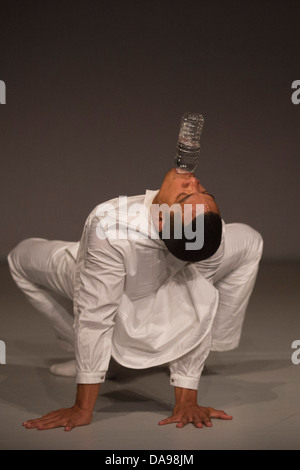 Il brasiliano coreografo e ballerino Jean Abreu esegue " sangue " con immagini da Gilbert & George, Linbury Studio Theatre Foto Stock