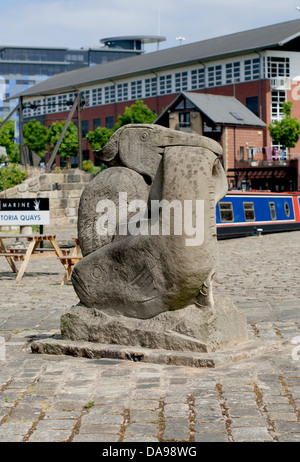 La scultura in pietra di un airone e pesce al Victoria Quays Sheffield Foto Stock