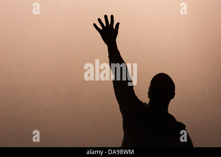 Il brasiliano coreografo e ballerino Jean Abreu esegue " sangue " con immagini da Gilbert & George, Linbury Studio Theatre Foto Stock