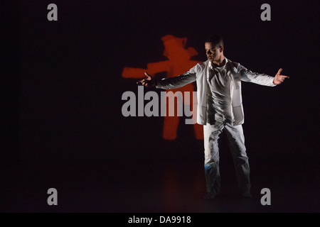 Il brasiliano coreografo e ballerino Jean Abreu esegue " sangue " con immagini da Gilbert & George, Linbury Studio Theatre Foto Stock