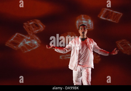 Il brasiliano coreografo e ballerino Jean Abreu esegue " sangue " con immagini da Gilbert & George, Linbury Studio Theatre Foto Stock