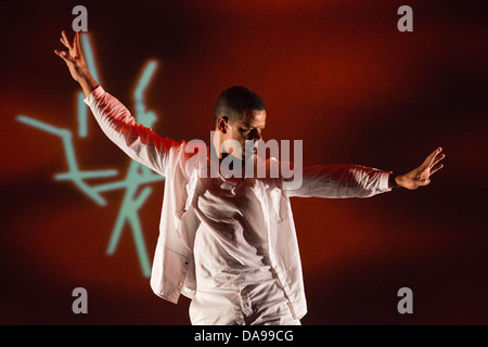 Il brasiliano coreografo e ballerino Jean Abreu esegue " sangue " con immagini da Gilbert & George, Linbury Studio Theatre Foto Stock