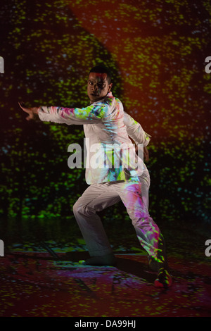 Il brasiliano coreografo e ballerino Jean Abreu esegue " sangue " con immagini da Gilbert & George, Linbury Studio Theatre Foto Stock