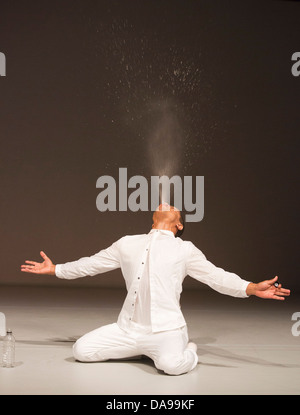 Il brasiliano coreografo e ballerino Jean Abreu esegue " sangue " con immagini da Gilbert & George, Linbury Studio Theatre Foto Stock