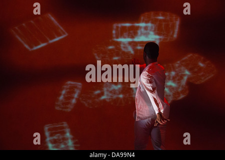 Il brasiliano coreografo e ballerino Jean Abreu esegue " sangue " con immagini da Gilbert & George, Linbury Studio Theatre Foto Stock