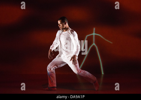 Il brasiliano coreografo e ballerino Jean Abreu esegue " sangue " con immagini da Gilbert & George, Linbury Studio Theatre Foto Stock