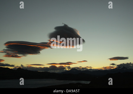 Il Cile, Sud America, Patagonia, Torres del Paine, Torres, sky, nuvole, cloud, cloud lenticolare, lenticolari, tramonto, natura Foto Stock