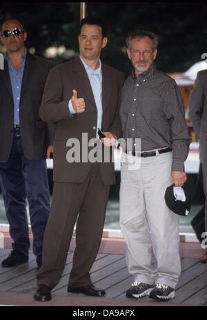 TOM HANKS con Steven Spielberg 1998.Festival del Cinema di Venezia.k13356rharv.L0956 (credito Immagine: © Roger Harvey/Globe foto/ZUMAPRESS.com) Foto Stock