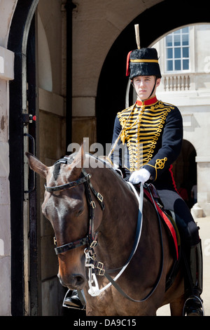 Montare la protezione del re di truppe, Royal cavallo artiglieria, in servizio presso la sfilata delle Guardie a Cavallo Whitehall Foto Stock