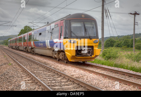 Una classe di Siemens 333 passando destinazione Steeton Bradford Foto Stock