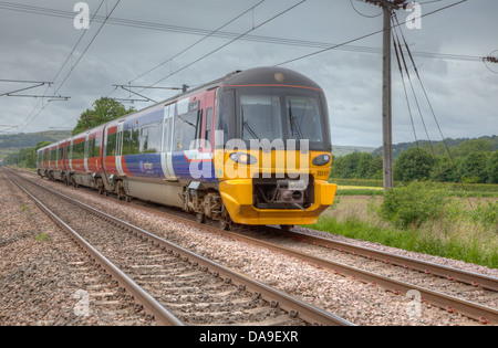 Una classe di Siemens 333 passando Steeton destinazione Leeds Foto Stock