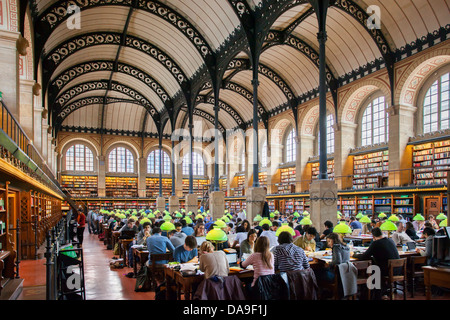 Sedili completi a Bibliotheque Sainte Geneviève - biblioteca pubblica nel Quartiere Latino di Parigi Francia Foto Stock