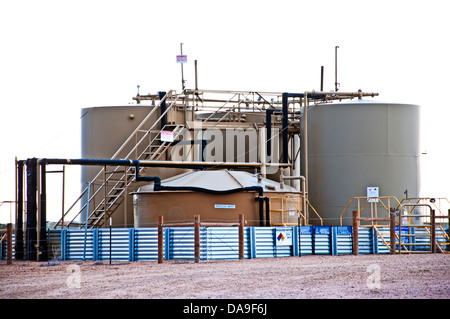 Oilfield serbatoi e le attrezzature utilizzate per la pompa e negozio di olio grezzo. Foto Stock