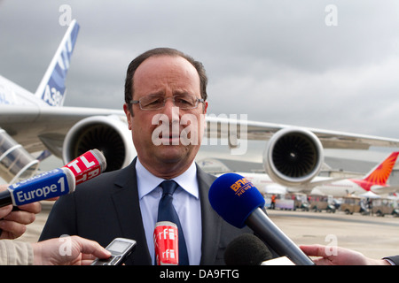 François Hollande il Presidente francese ha intervistato durante il Paris Air Show di Le Bourget Foto Stock