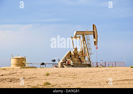 Oilfield serbatoi e le attrezzature utilizzate per la pompa e negozio di olio grezzo. Foto Stock