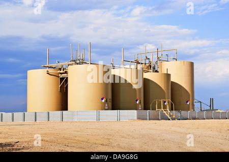 Oilfield serbatoi e le attrezzature utilizzate per la pompa e negozio di olio grezzo. Foto Stock