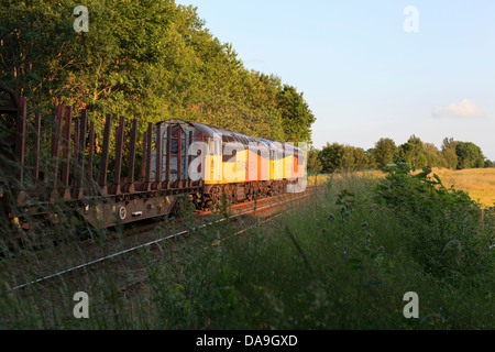 Una coppia di cole liveried classe 56 (n. 56105 e 56094) testa doppia passato Weston Rhyn passaggio a livello dopo aver lasciato Kronospan Foto Stock