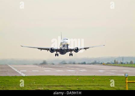 Ryanair Boeing 737 il decollo dall'aeroporto di East Midlands Foto Stock