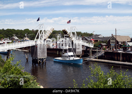 Barche che passano sotto il ponte levatoio aperto a Perkins Cove, Ogunquit, Maine, USA. Oginquit è una popolare destinazione turistica del New England Foto Stock