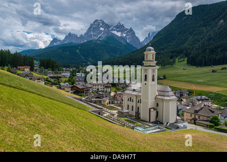 Il villaggio di montagna di Sesto Sesto, Val Pusteria Dolomiti Alto Adige Südtirol o Alto Adige, Italia Foto Stock
