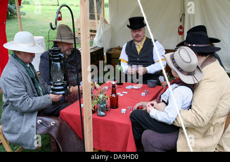 I cowboys giocando a poker in una tenda Foto Stock