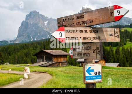 Sentiero escursionistico segni post nelle Dolomiti, Alpe di Siusi o Alpe di Siusi Alto Adige o Alto Adige, Italia Foto Stock