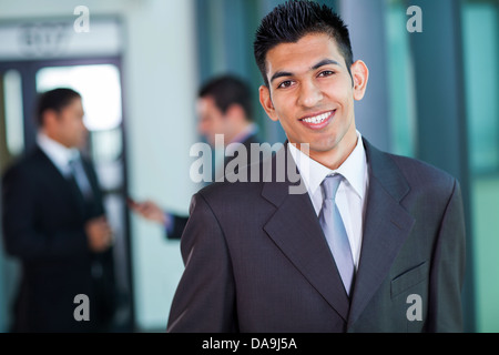 Felice moderno medio orientali imprenditore in office Foto Stock