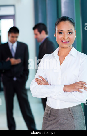 Felice giovane imprenditrice indiana in un ufficio moderno Foto Stock