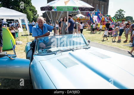 Trevor Baylis, inventore della radio di orologeria a Strawberry Hill music festival Foto Stock