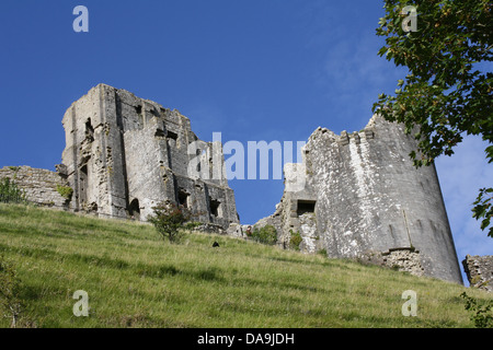 Il castello di Corfe guardava dal vecchio fossato ad una sezione gravemente distrutta del muro e della torre di pietra esterni. Foto Stock