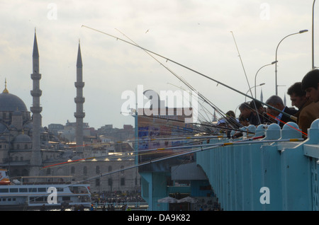 Galata Kpr., Istanbul, Turchia. Gli uomini e i ragazzi e le ragazze la pesca da questo ponte sul Haliç Hattı river Foto Stock