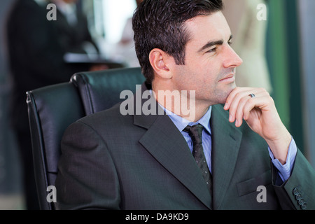 Ritratto di pensosa medio imprenditore invecchiato in office Foto Stock