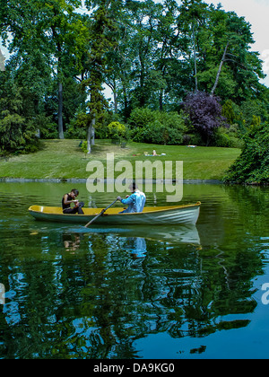 Parigi, Francia - Parchi urbani Scenic, "Bois de Vincennes', giovane coppia adolescenti canottaggio in canoa sul lago. Foto Stock