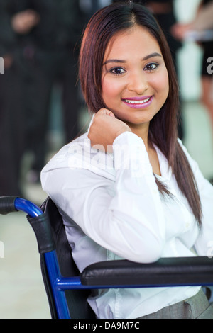 Bellissimo ufficio disabili lavoratore in una sedia a rotelle Foto Stock