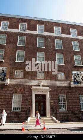 La parte anteriore del parafango Lindo a St. Mary's Hospital, Paddington, Londra, Regno Unito il 8 luglio 2013. Il primo bambino di il Duca e la Duchessa di Cambridge, Prince George di Cambridge (George Alexander Louis) è nato il 22 luglio e ha fatto la sua prima apparizione pubblica al Lindo porte a battente. Foto Stock