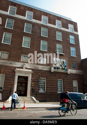 La parte anteriore del parafango Lindo a St. Mary's Hospital, Paddington, Londra, Regno Unito il 8 luglio 2013. Il primo bambino di il Duca e la Duchessa di Cambridge, Prince George di Cambridge (George Alexander Louis) è nato il 22 luglio e ha fatto la sua prima apparizione pubblica al Lindo porte a battente. Foto Stock