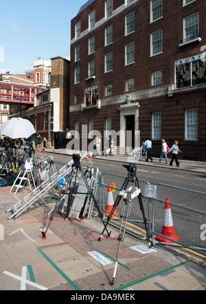 I media di tutto il mondo segnano la loro macchie nella parte anteriore del parafango Lindo a St. Mary's Hospital, Paddington, Londra, Regno Unito il 8 luglio 2013 in attesa della nascita del Royal baby. Il primo bambino di il Duca e la Duchessa di Cambridge, Prince George di Cambridge (George Alexander Louis) è nato il 22 luglio e ha fatto la sua prima apparizione pubblica al Lindo porte a battente. Foto Stock