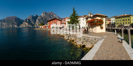 L'Italia, l'Europa, il Lago di Garda, Trentino, Nago-Torbole, poco, Porto, città, villaggio, acqua, autunno, Montagne, Lago, Foto Stock