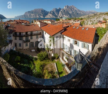 L'Italia, l'Europa, il Lago di Garda, Trentino, Nago-Torbole, panoramica, villaggio, lago, montagne, città, villaggio, acqua, autunno, montagna Foto Stock