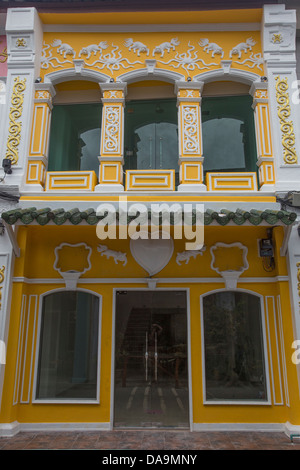 Phuket City è sempre stato un luogo di incontro di Thai e Malay e il risultato complessivo è stato una miscela affascinante di architettura. Foto Stock