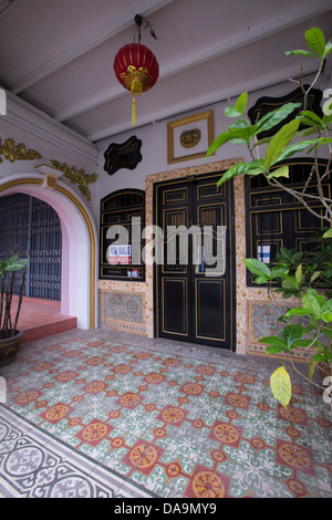 Phuket City è sempre stato un luogo di incontro di Thai e Malay e il risultato complessivo è stato una miscela affascinante di architettura. Foto Stock