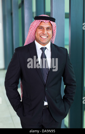 Bello imprenditore arabo in abito nero Foto Stock