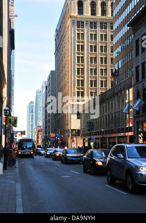 Strada trafficata nel centro cittadino di Toronto, Yonge e King Street, Toronto Foto Stock