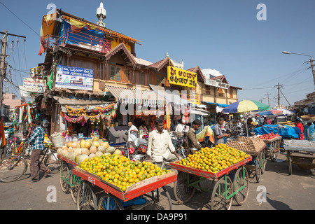 India India del Sud, Asia, Karnataka, Mysore Devarala, mercato, colorati, colori, frutti, mercato, minareto, Mobile shop, vegeta Foto Stock