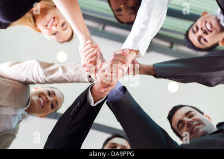 Sotto Visualizza gruppo di imprenditori lo handshaking Foto Stock