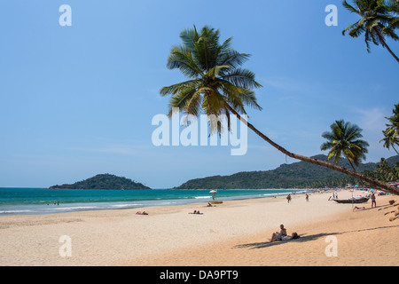 India India del Sud, Asia, Goa, Palolem Beach, Palolem, spiaggia, bella, barche, colore, colorato, palme, turistico, turiste Foto Stock